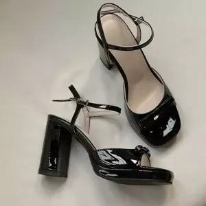 [하프클럽/]통굽 가보시 여름 앵클 스트랩 오픈 샌들힐 여자 코디