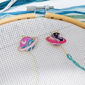 MAGNEECH 2pcs 플래닛 니들 마인더 마그네틱 마인드를 위한 크로스 스티치 및 자수 - 바늘을 안전하게 보관하세요