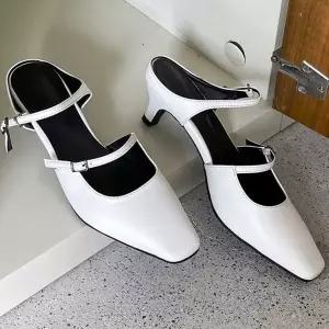 [하프클럽/]봄 데이트 룩 소개팅 코디 여성 스트랩 뮬 구두 샌들