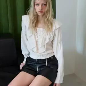 [롯데백화점]에고이스트 벨벳 러플 스트링 블라우스 ER4WB260