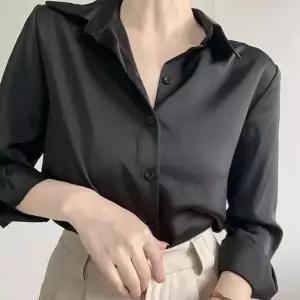 심플한 여성 카라 블라우스 올블랙 셔츠 기본핏 소프트하고 가벼운 세련된 무드 연출