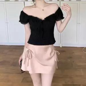 은은한 포인트 반팔티 리본 디테일 우아한 블라우스