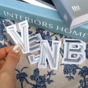 열접착 자수패치 알파벳 와펜 실버 자수패치 옷에붙이는스티커 알파벳와펜 열접착와펜