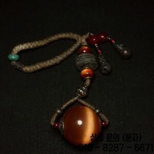 1919 골동품 예술 크기 23 × 5.8 CM 오래된 중국 컬러 유약 비즈 고양이 눈 이미지 동전 펜던트 컬렉션