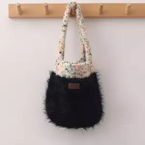 퍼 포인트 니트 스트랩 숄더백 퍼가방 니트가방 겨울가방