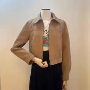 [롯데백화점]SOUP 크롭 인조 스웨이드 카라집업자켓 SCRLE32