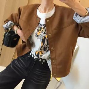 모어 라운드 노카라 스트라이프 안감 루즈핏 페이크 스웨이드 자켓 (3color)