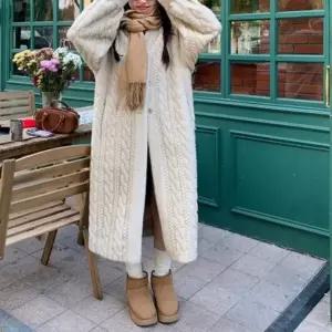 여성 겨울 꽈배기 패턴 단추 퍼 후드 롱 코트 아우터