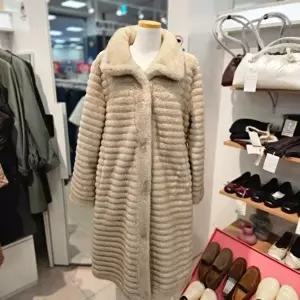 [셀러허브 1]밀스튜디오 HC34 인조모피롱코트 인조모피무스탕안감롱코트베이지 CRMUR104BE6