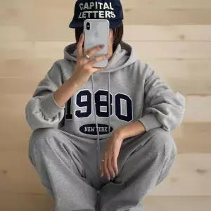 여성용 겨울 후드 티셔츠 회색 포켓 자수 캠퍼스 스타일