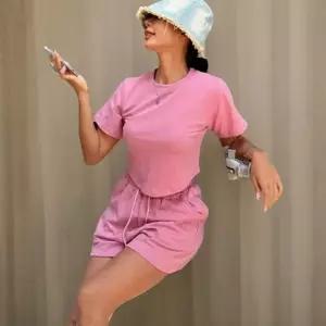 여성 크롭 반팔 티셔츠와 밴딩 반바지 여름 트레이닝 세트