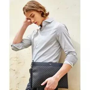 [롯데백화점]닥스 액세서리 [LOUIS BRIDGE]블랙 가죽 DD로고 패턴 라지 클러치백 DBBA2E466BK