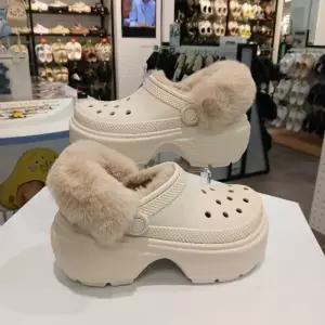 CROCS HC14 크록스 스톰프 라인드 털샌들 스투코 208546-160