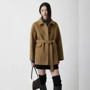 [롯데백화점]쥬크 알파카 부클 벨티드 하프 코트 Z254MSG533