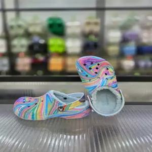 [크록스]따뜻한 털 클로그 바야 라인드 프린트 클로그 205975-4KV/애플아울렛