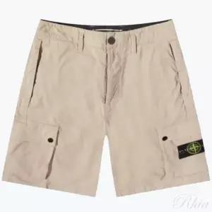 [스톤아일랜드]라이트 스트레치 코튼 캔버스 카고 버뮤다 쇼츠 레귤러 핏 69521566