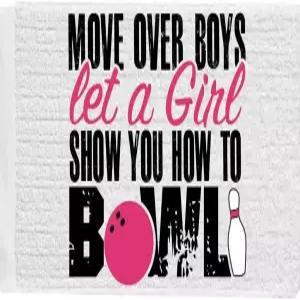 남학생에게 수건을 볼링하는 방법을 알려주는 Moxy 볼링 제품