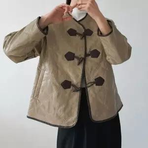 [다잇템] 여자 떡볶이 토글 누빔 카라없는 레더 웨이브 콘트라스트 자켓