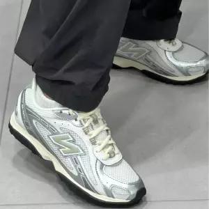 뉴발란스 204L 메탈릭 실버 그린 남녀공용 운동화 U204LSWB