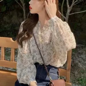 [라일리여성의류] Rly 시스루 강조 꽃무늬 모던 탑러플 쉬폰소재 퍼프소