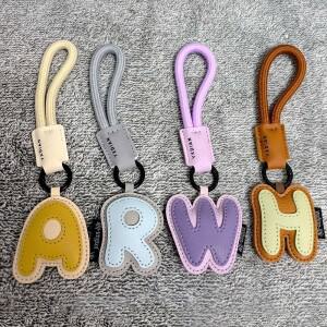 혼합 색상 PU 가죽 레터 키 체인 A-Z 이니셜 알파벳 펜던트 손목 밴드 키링 가방 태그 장식품 크리스마스
