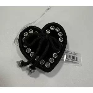 [크록스][] 10016721 블랙 하트 위드 리본 지비츠 (S45039496)
