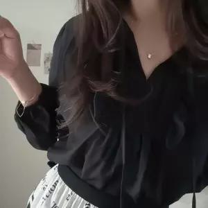 로맨틱 러플카라 리본 포인트 우아한 화이트 블라우스하객룩 여친 오피스 페미닌 가을코디 프릴 심플 무드