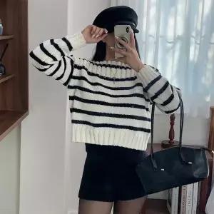 [신세계라이브쇼핑][옷자락] 여자 입술넥 배색 단가라 세미크롭 간절기 니트
