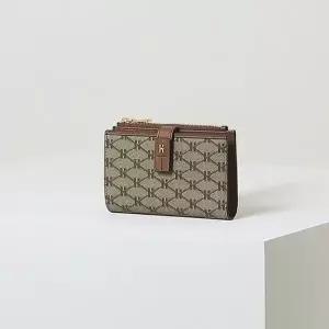 백화점정품 헤지스 여성 지갑 선물 포장 [HAZZYS ACC] 브라운 로고패턴 가죽 중지갑 HIWA4E884W2 추석선물