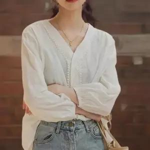 여성 브이넥 레이스 블라우스 세로줄 펀칭 디자인