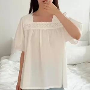 여성 꽃무늬 펀칭 레이스 스퀘어넥 퍼프형 박시 블라우스