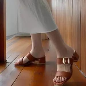 여성용 금장 버클 가죽 5cm 힐 앞코 사각 뮬 샌들