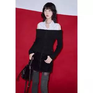 오프숄더 스트라이프카라배색 니트 AQ4KHA33