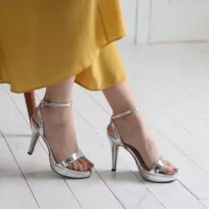 국내제작 에나멜 베이직 가보시 스트랩 샌들힐 킬힐 WE0E25B