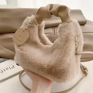 은창레터링 패치 데코 페이크 퍼 가방 크로스백 숄더 토트백 가방 미니 털가방 겨울 가방 여성 여성용 여