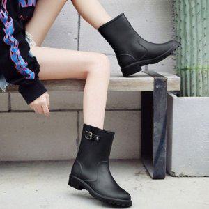 캐주얼룩 데일리룩 레이디 블랙컬러 레인컨디션 방수장화 비오는날 부츠화 슈즈류 트래블아이템 풋웨어 글