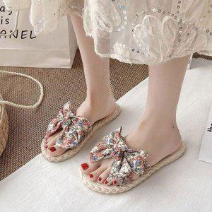 우먼 플라워디자인 보우디테일 포인트장식 썸머시즌 컴포트 패셔너블 꽃 샌들굽낮은 쪼리샌들 비치웨어 여