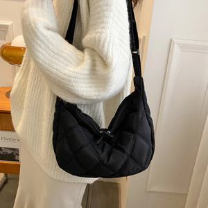 블랙 다이아몬드 체크 자수 실 대용량 다운 클라우드 여성용 어깨 크로스 바디 만두 가방 (펜던트 제외)