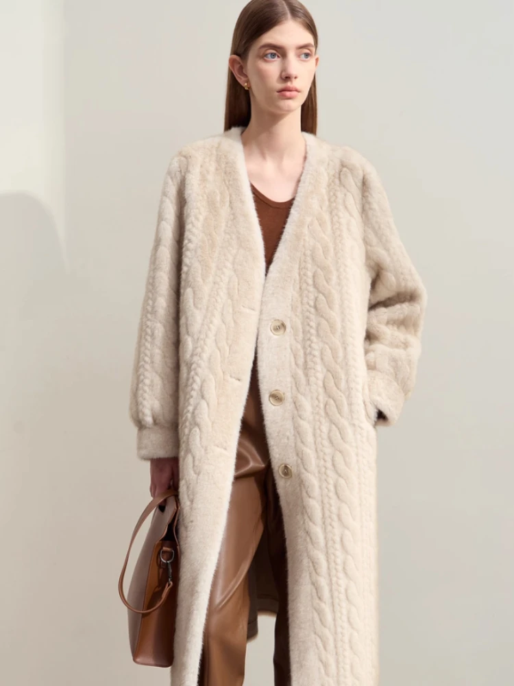 AMII 미니멀리스트 퍼 코트 여성 2025 겨울 신상 따뜻한 브이넥 포켓 여성 의류 우아한 여성 롱 퍼 아우터웨어 12424023