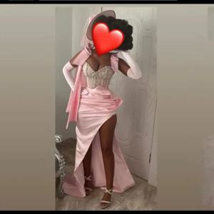 현대 핑크 새틴 칵테일 드레스 인어 칵테일 가운 여성을위한 활 구슬 슬리브리스 파티 가운 스트랩