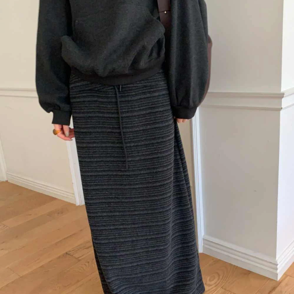 한국 스타일 패셔너블한 심플한 개성 있는 드로스트링 엘라스틱 텍스처 스트라이프 슬림핏 미디 스커트 여성용 가을 겨울 스커트