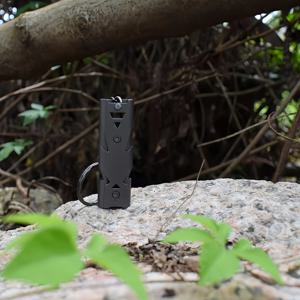 생존 호루라기 키체인 비상용 큰 소리 안전 경보 야외 캠핑 하이킹용 이중 튜브 디자인 고음량 소리