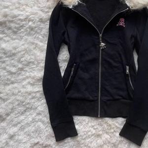 고딕 스타일 레터 프린트 후드 가디건 블랙 얇은 아우터웨어 여성용 인조 모피 칼라 봄 시즌 폴리에스터 섬유