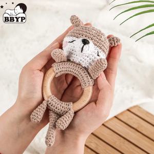 1Pc 아기 딸랑이 나무 Teether 음악 반지 크로 셰 뜨개질 동물 수달 음악 딸랑이 노리개 팔찌 유아 장난감 아기 젖니가 남 선물