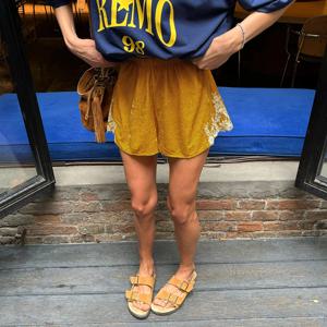 리나드 캐주얼 옐로우 벨벳 자수 반바지 여성용 가을 스트릿 시크 니트 밴딩 반바지 섹시 미니 팬츠 2025 여름