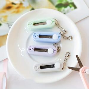 1pc 미니 휴대용 접는 가위 파스텔 색상의 창의적인 스테인레스 스틸 종이 절단 미술 프로젝트 사무실 학교 용품