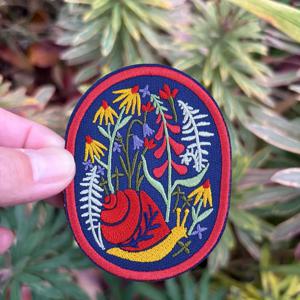 1PC 달팽이 & 꽃 수 놓은 패치 자연 애호가 영감 배지 DIY 선물 철 의류 모자 자켓 트럭 모자에 대한 패치