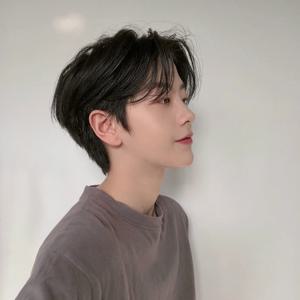 패션 남자 합성 검은 짧은 가발 중간 부분으로 분할 된 Bang DIY 스타일링 가발 남성용 데일리웨어 Toupee Hairpieces 스트레이트 헤어