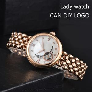 인공 다이아몬드 로마 다이얼 Miyota 8215/82S0 자동 무브먼트가 장착된 32.3mm 패션 여성용 손목시계는 로고를 사용자 정의할 수 있습니다.