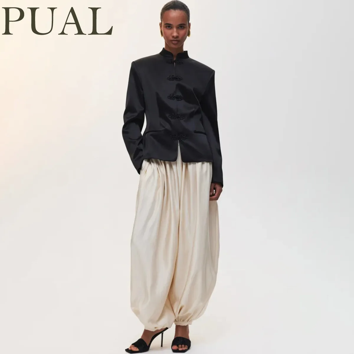 PUAL 2025 신형 중국 스타일 블레이저 |   만다린 칼라 개구리 단추 재킷 |   스트럭처드 숄더 새틴 블레이저 |   우아한 빈티지